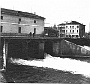 Ponte-sostegno sul Canale Scaricatore al Bassanello, ripreso negli anni venti, dopo l'allungamento della linea n. 8 del tram sino a Paltana (Laura Calore)